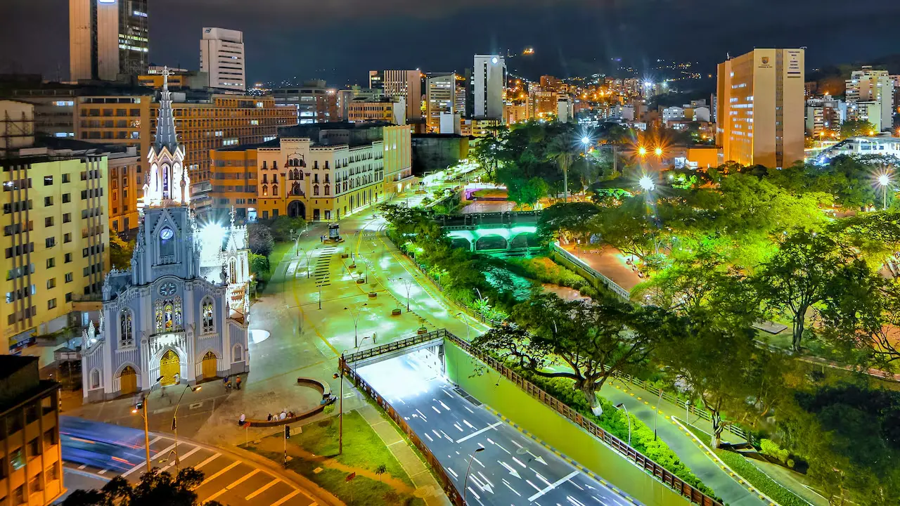 Skyline de Cali para guía de posicionamiento web 2025